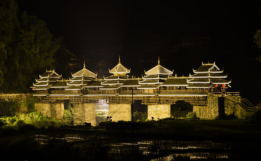 paisaje nocturno del Puente del Viento y de la Lluvia de Chengyang