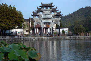El Arco Conmemorativo de Hu Wenguang del Pueblo Antiguo Xidi