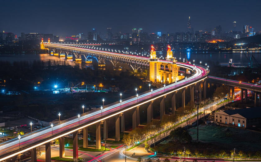 paisaje nocturno del Puente de Nanjing sobre el Río Yangtsé