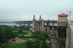 Parque Daqiao del Puente de Nanjing sobre el Río Yangtsé