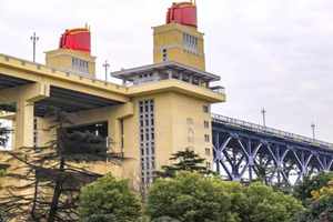 torres con esculturas del Puente de Nanjing sobre el Río Yangtsé