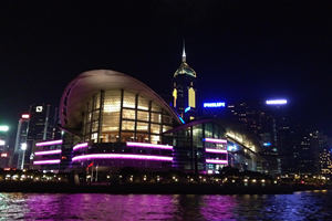 Paisaje nocturno del Centro de Conferencia y Exposición de Hong Kong
