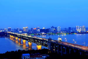 Instalación de iluminación del Gran Puente del Río Yangtsé en Wuhan