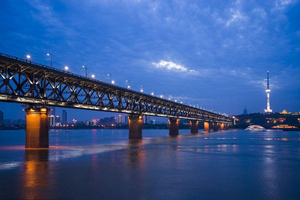 Paisaje Nocturno del Gran Puente del Río Yangtsé en Wuhan