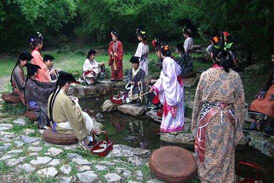 los jovenes se reunen al lado del rio en Qixi