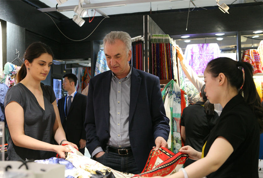 Deputy Prime Minister Bosnia Herzegovina Were Shoping Scarves，The Silk Street