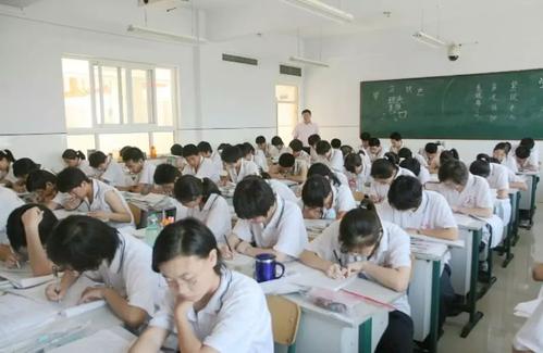 Chinese Compulsory Education，Differences Between Chinese and Western Education