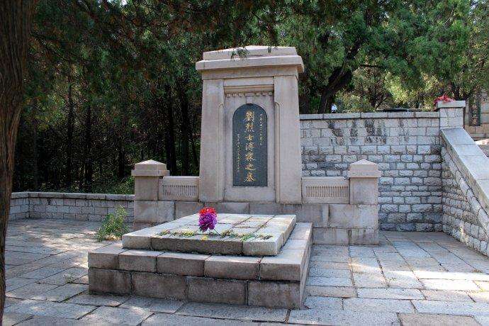 The Cemetery,Qianfo Mountain