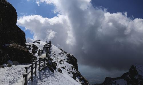Buddha Corona Cliff，Jiaozi Snow Mountain