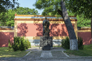 Statua di Kongzi nel Accademia Yuelu.jpg