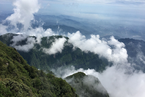 Monte Emei tra le nuvole