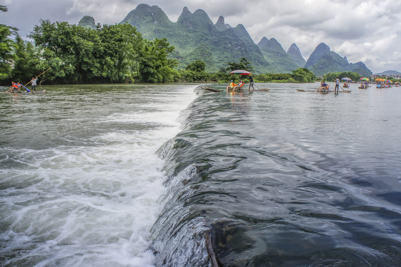 Fare rafting sul fiume Yulong su zattere di bambù