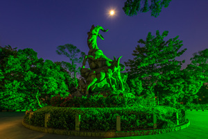 Statua delle Cinque Capre di notte