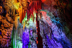 Rocce illuminate da coloratissime luci nella Grotta del Flauto di Canne Guilin