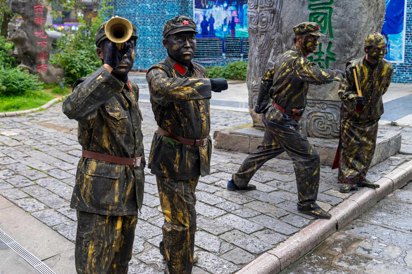 Spettacolo degli uomini di bronzo sulla Via Occidentale di Yangshuo