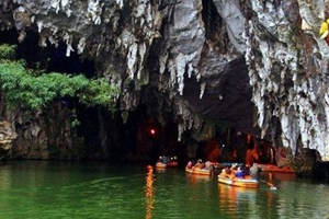 Ingresso delle Grotte di Longgong.jpg