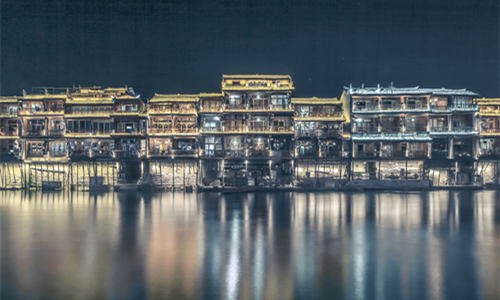 Città Antica di Fenghuang di notte