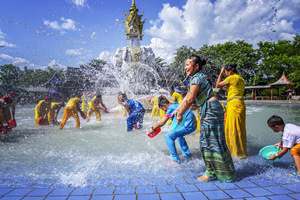Water Splashing Festival dei Dai