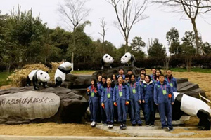 Giovani che partecipano il programma di volontariato per panda