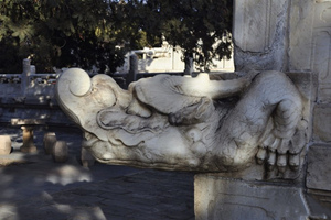 Drenaggi in pietra a forma di testa di drago della Tomba Changling Pechino