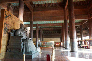 Statua in bronzo dell'imperatore Zhu Di della Tomba Changling Pechino
