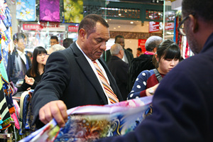 Primo Ministro delle Bahamas che fa lo shopping nella Strada della Seta di Beijing