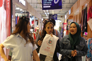 Ragazze straniera che fanno lo shopping nel mercato della seta di Beijing