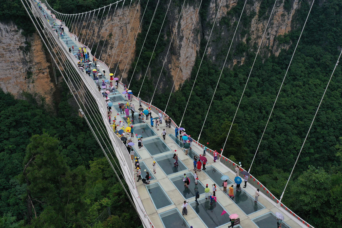 Passeggiare sul ponte di vetro Zhangjiajie