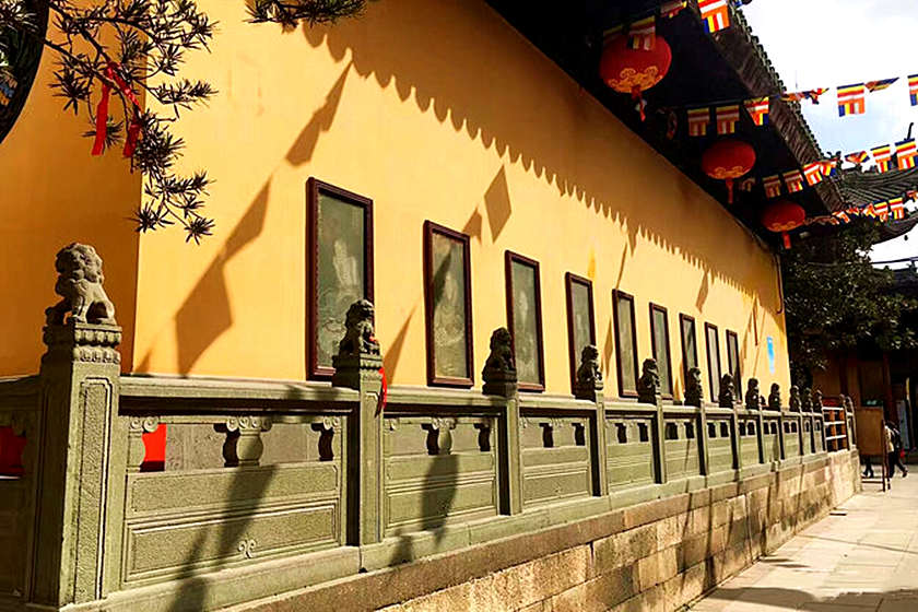 Mura in giallo acceso nel Tempio del Buddha di Giada Shanghai