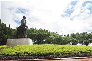 Statua di Deng Xiaoping nella Piazza.jpg