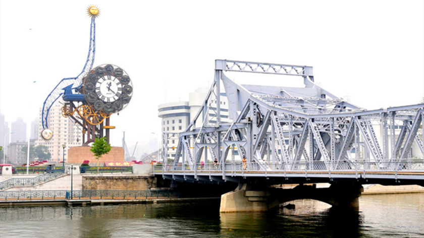 Orologio del Secolo ai piedi del ponte.jpg