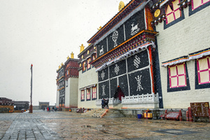 Monastero Sungtseling in nevi