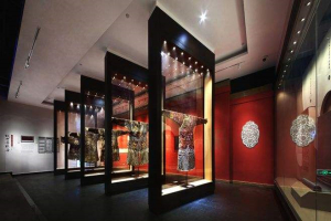 la ropa en la sala del Museo de Seda de Suzhou