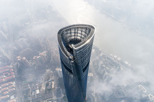 la torre de Shanghái entre las nubes