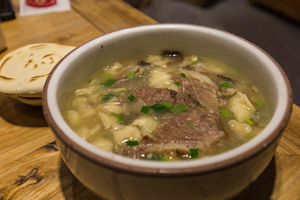 Zuppa con noodles di riso, carne di manzo o pecora e pita Xianese